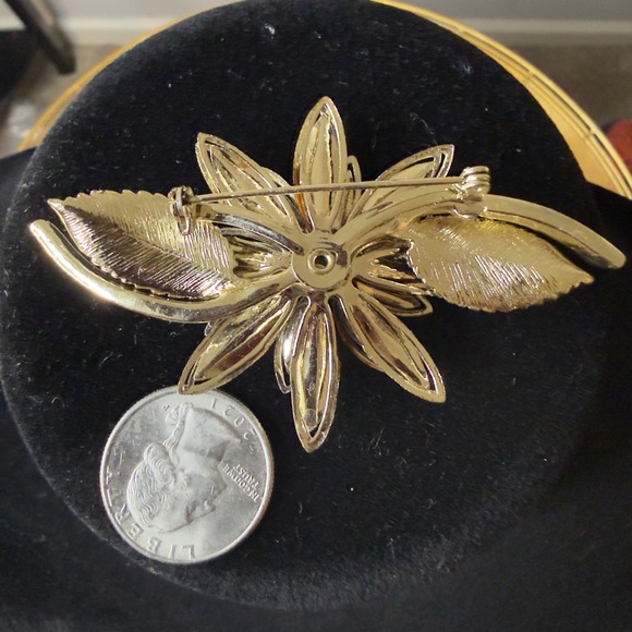 Vintage Gold Tone Flower Brooch Pearl Center Accented Leaves - Picture 3 of 3